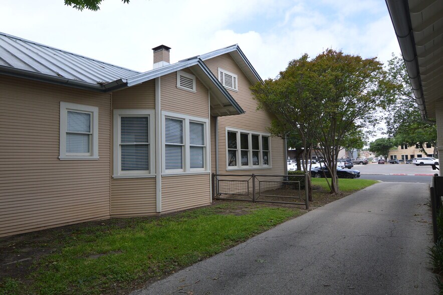 More Photos Of 113 Rosewood Ave, Boerne Office For Sale