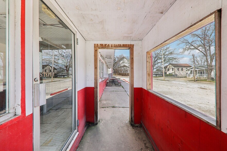 More Photos Of 201 Dearborn St, Hillsboro General Retail For Sale