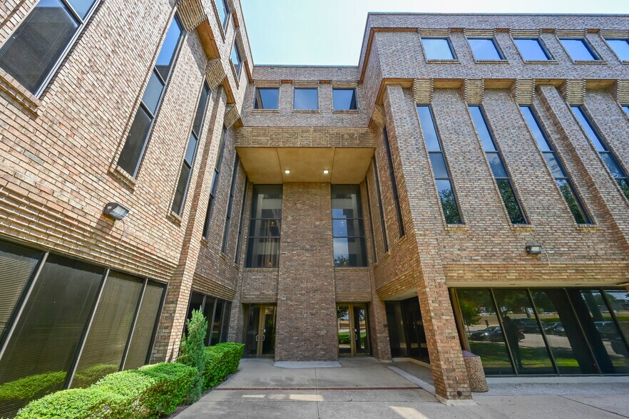 More Photos Of 10830 N Central Expy, Dallas Office For Sale