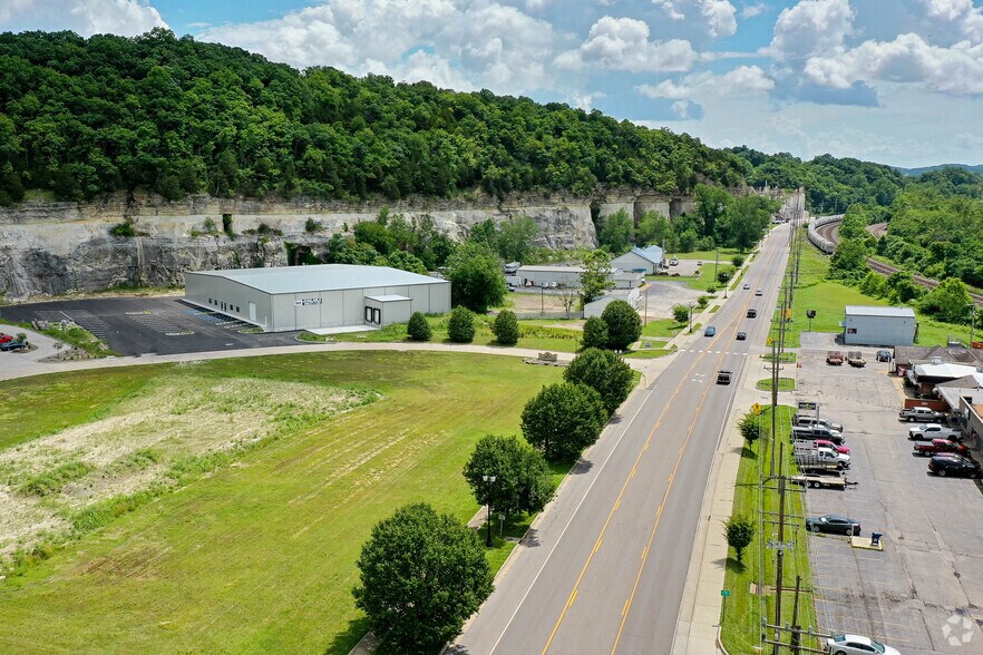 More Photos Of Neosho And Business Loop 44, Pacific Warehouse For Lease