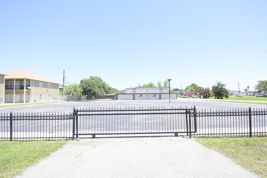 More Photos Of 401 Pennsylvania St, South Houston Lodge Meeting Hall For Sale