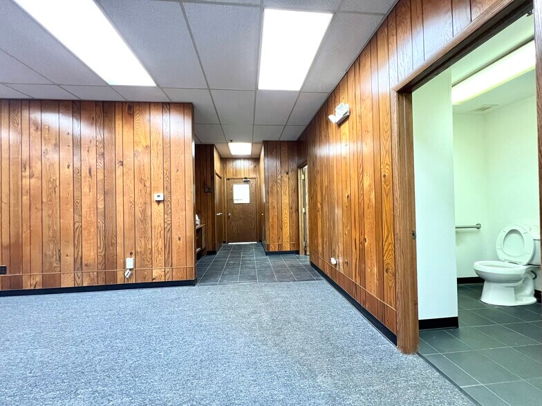 More Photos Of 2039 Foster Ave, Wheeling Warehouse For Lease