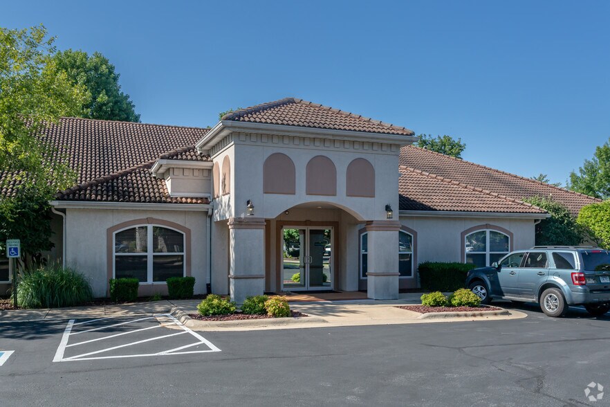 More Photos Of 5212 Village Pky, Rogers Unknown For Lease