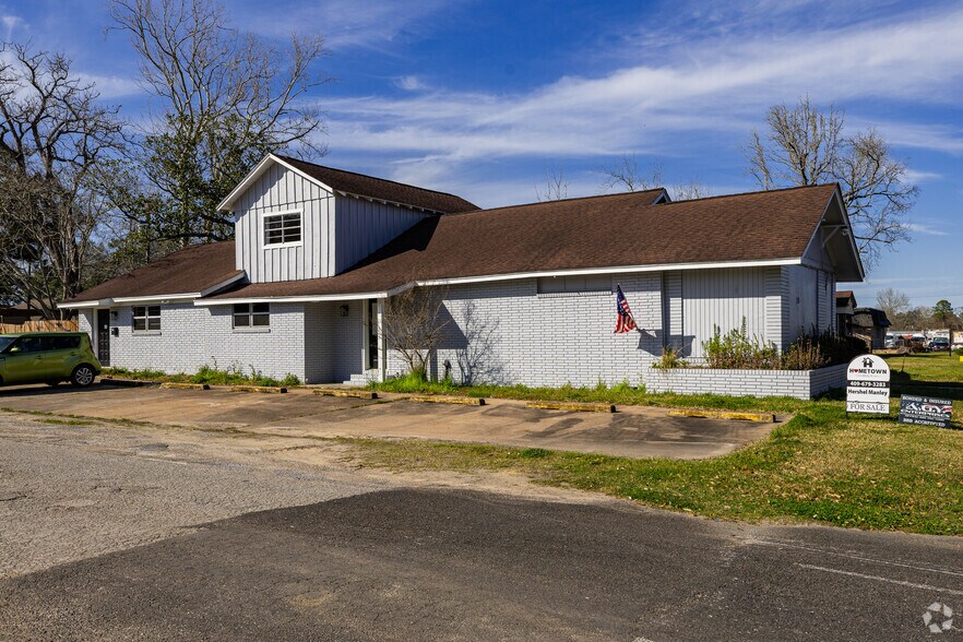 Primary Photo Of 715 N 5th St, Silsbee Medical For Sale