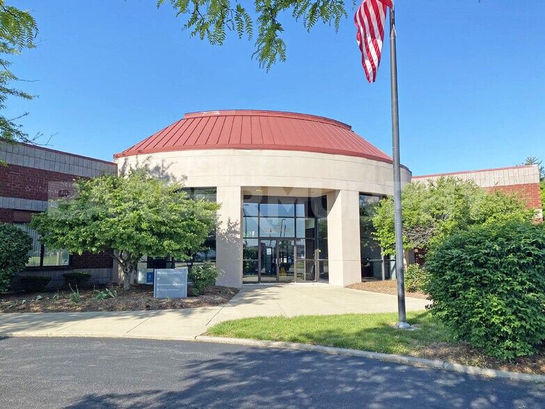 More Photos Of 1 Bronze Pointe Blvd, Swansea Office For Lease