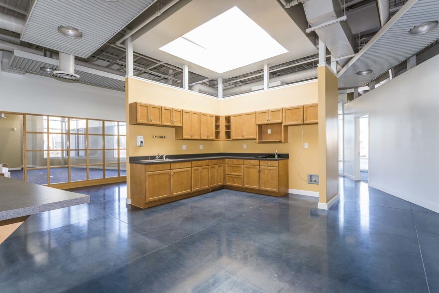 More Photos Of 900 Spring St, Jeffersonville Medical For Lease