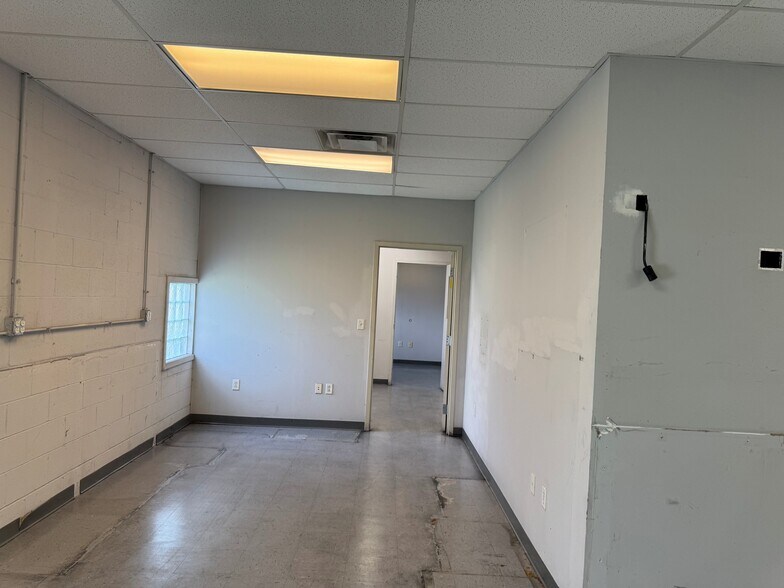 More Photos Of 214 Omohundro Pl, Nashville Manufacturing For Sale