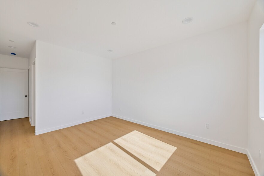 More Photos Of 10905 Dalerose Ave, Inglewood Multifamily For Sale