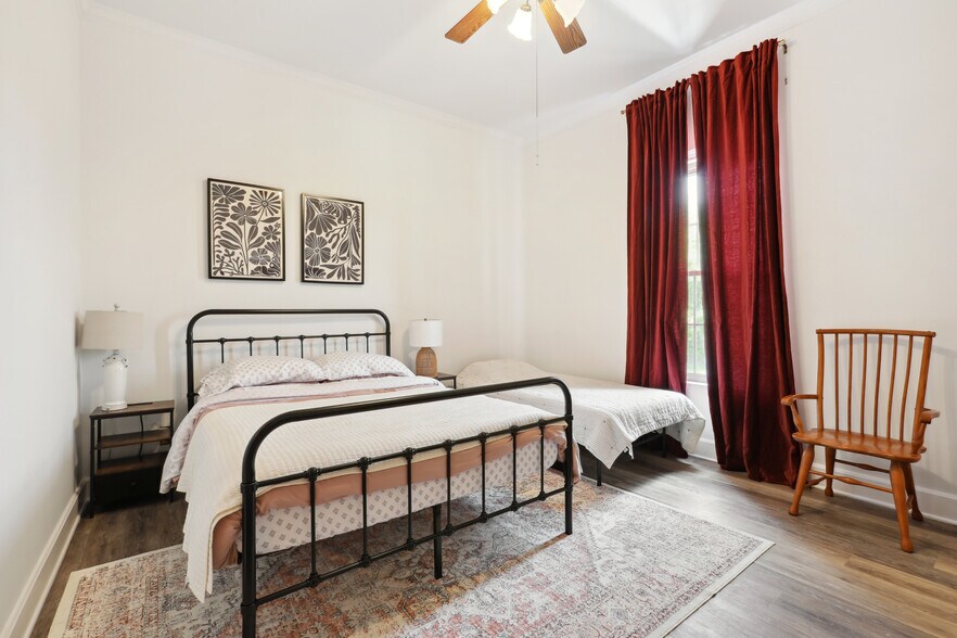 More Photos Of 4 Depot st, Elgin Hotel For Sale
