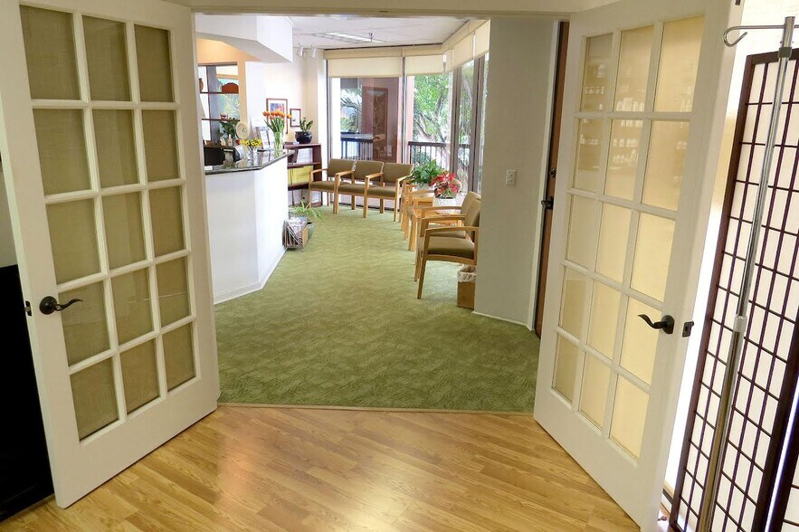 More Photos Of 438-444 Hobron Ln, Honolulu Office For Lease