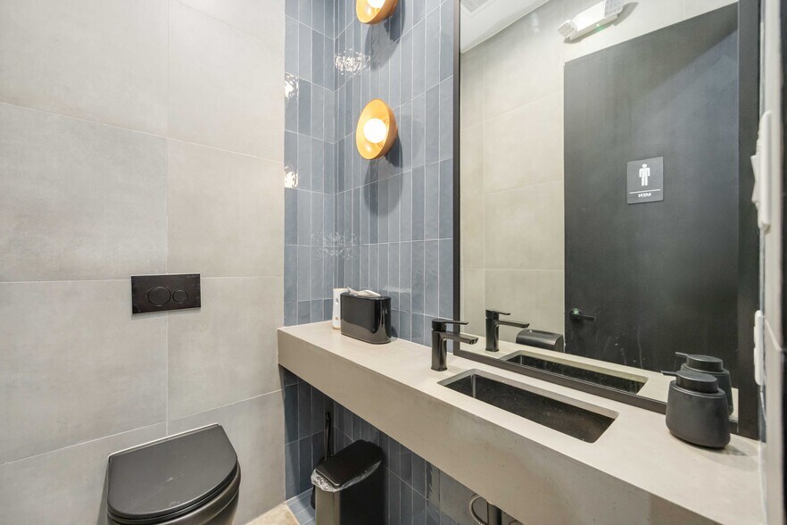 More Photos Of 5214 Harrisburg Blvd, Houston Office For Lease