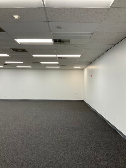 More Photos Of 450-460 Veterans Dr, Burlington Flex For Lease