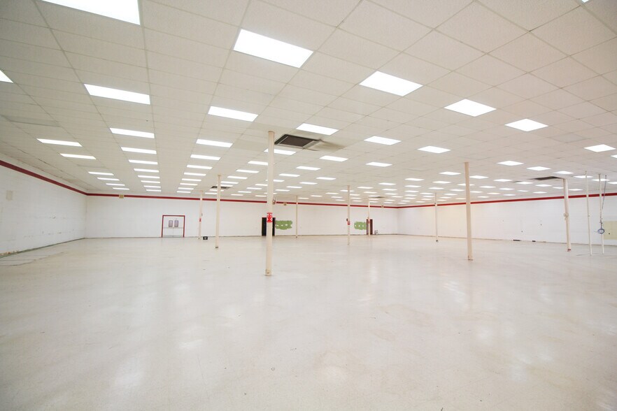 More Photos Of 10690-10696 Lem Turner Rd, Jacksonville Unknown For Lease