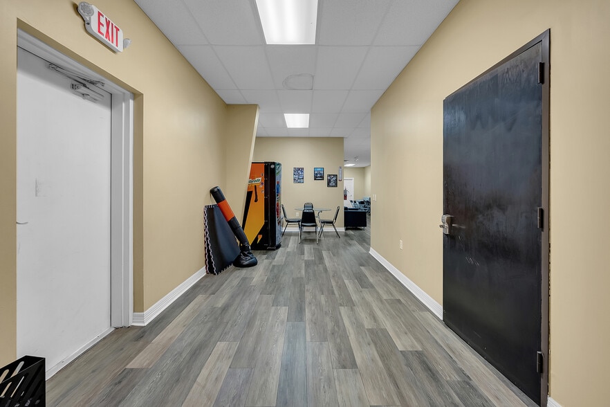 More Photos Of 11715 Spring Cypress Rd, Tomball Storefront For Lease