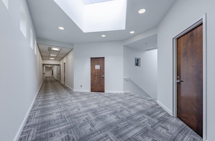 More Photos Of 8510 McAlpine Park Dr, Charlotte Unknown For Lease