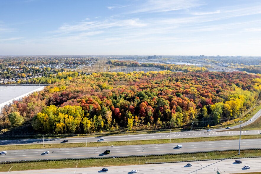More Photos Of Aut Chomedey O, Laval Warehouse For Lease