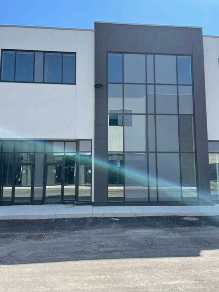 More Photos Of 5266 Solar Dr, Mississauga Manufacturing For Lease