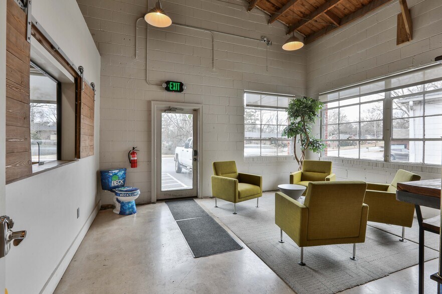 More Photos Of 147 Jackson St, Newnan Freestanding For Lease