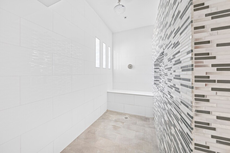 More Photos Of 2500 NW 39th St, Miami Light Distribution For Sale