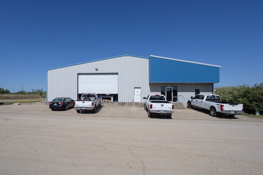 More Photos Of 328 Thomas Pl, Everman Manufacturing For Sale