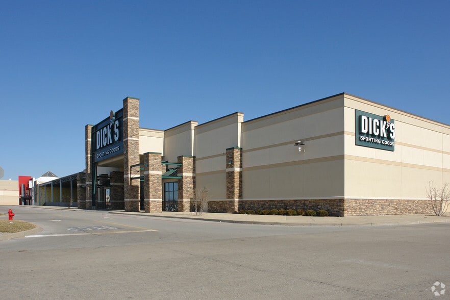 More Photos Of 951 E Lewis and Clark Pky, Clarksville Unknown For Lease