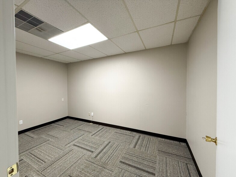 More Photos Of 7939-7951 Mainland Dr, San Antonio Warehouse For Lease
