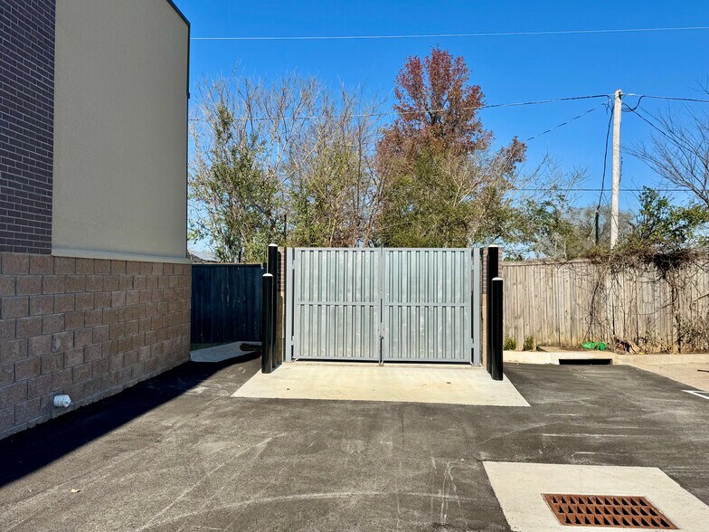 More Photos Of 1496 Chester Ave, Springdale General Retail For Lease