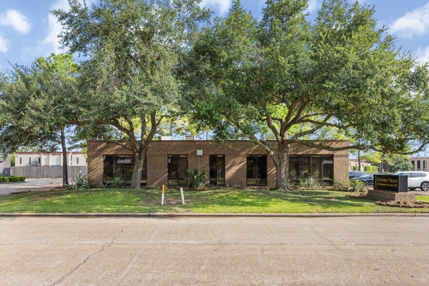 More Photos Of 17227 Mercury Dr, Houston Medical For Sale