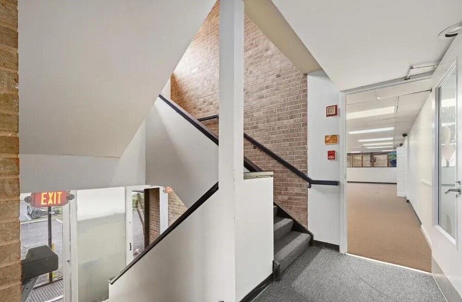 More Photos Of 4200 Daniels Ave, Annandale Office For Sale