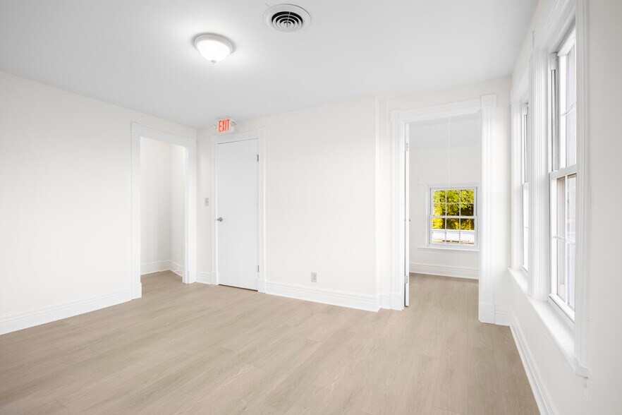 More Photos Of 267 Wolf Rd, Latham Office For Lease