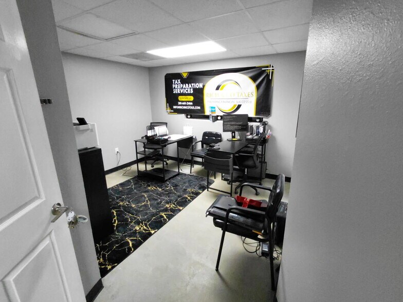 More Photos Of 9025 Cullen Blvd, Houston Unknown For Lease