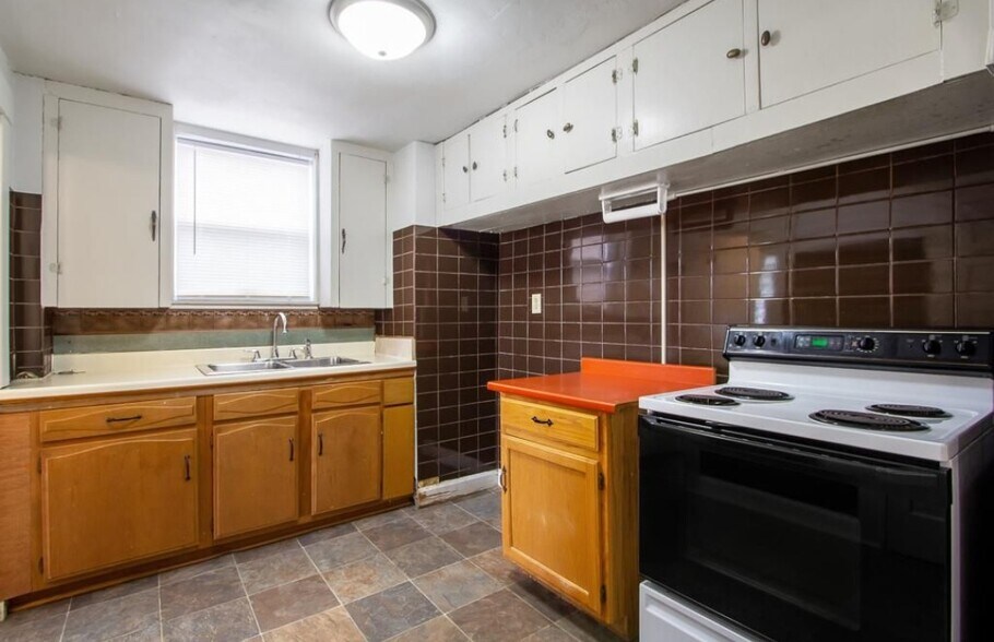 More Photos Of 824 12th St NW, Canton Storefront Retail Residential For Sale