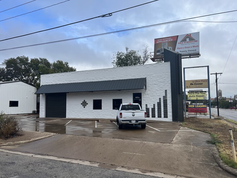 Primary Photo Of 424 W Henderson St, Cleburne Auto Dealership For Lease