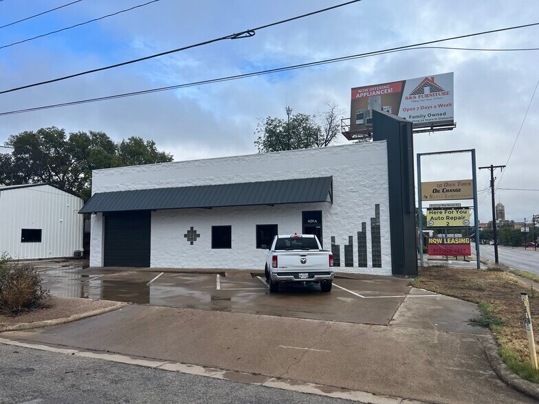 More Photos Of 424 W Henderson St, Cleburne Auto Dealership For Lease