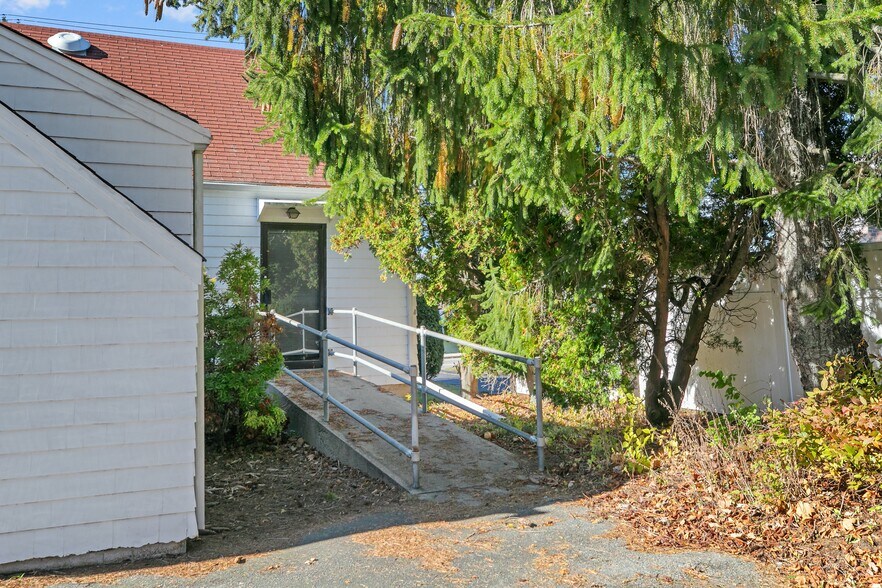 More Photos Of 74 Valley Rd, Middletown Office For Sale