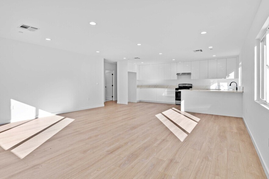 More Photos Of 6842 Cedros Ave, Van Nuys Apartments For Sale