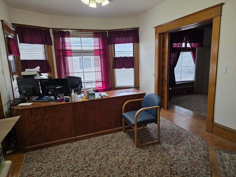 More Photos Of 219 E Lawrence Ave, Charlotte Office For Sale