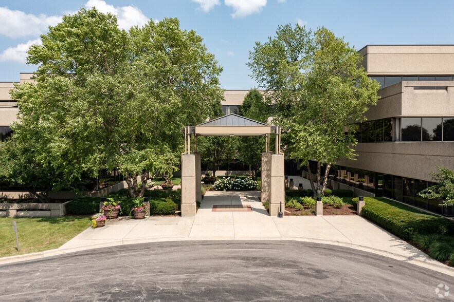 More Photos Of 40 Shuman Blvd, Naperville Office For Lease