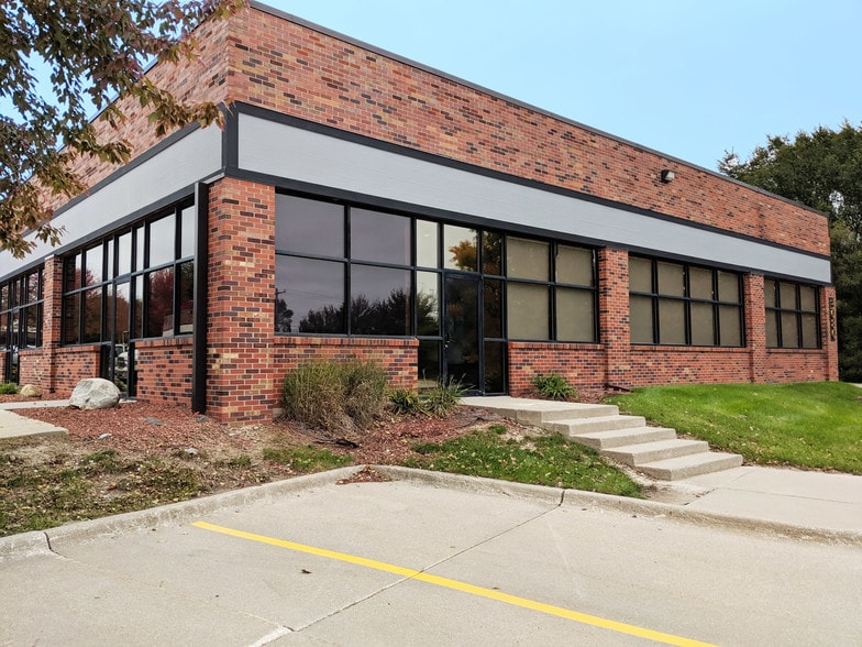 Primary Photo Of 3070-3098 104th St, Urbandale Office For Lease