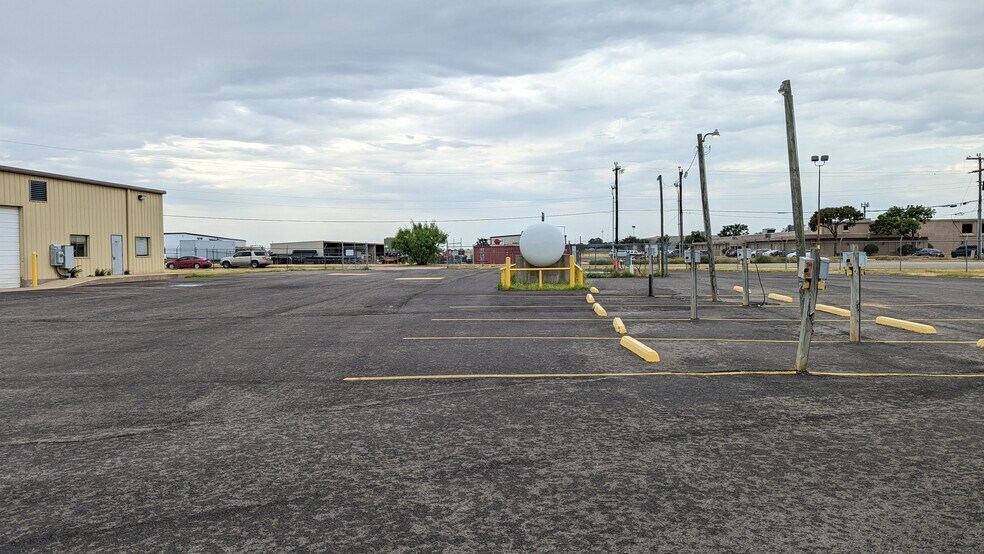 More Photos Of 1416 Twin Oaks St, Wichita Falls Warehouse For Lease