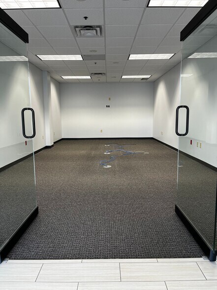 More Photos Of 12000-12038 Ridgemont Dr, Urbandale Office For Lease