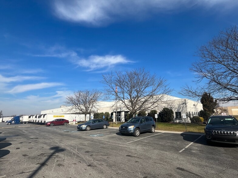 More Photos Of 600 Bartlett Dr, York Warehouse For Lease