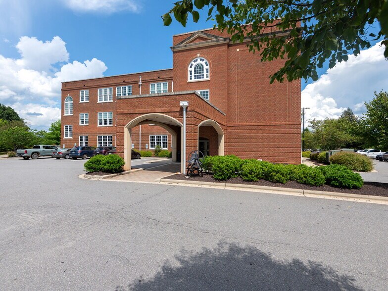 Primary Photo Of 4 Vanderbilt Park Dr, Asheville Office For Sale