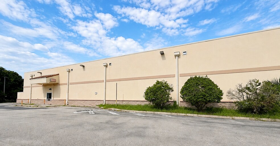 More Photos Of 2821 W 25th St, Sanford Drugstore For Lease