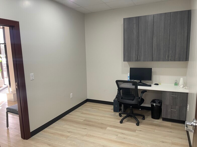 More Photos Of 1915 S Zapata Hwy, Laredo Storefront Retail Office For Lease
