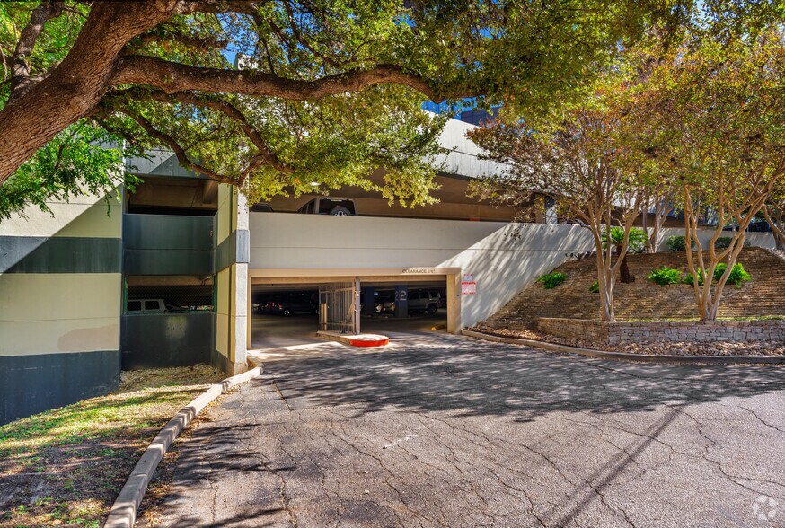 More Photos Of 8122 Datapoint Dr, San Antonio Office For Lease