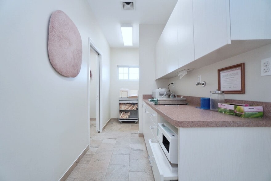 More Photos Of 1562 Drumgoole Rd E, Staten Island Medical For Sale