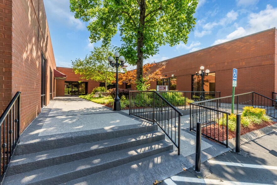 More Photos Of 104-176 Cude Ln, Madison Medical For Lease