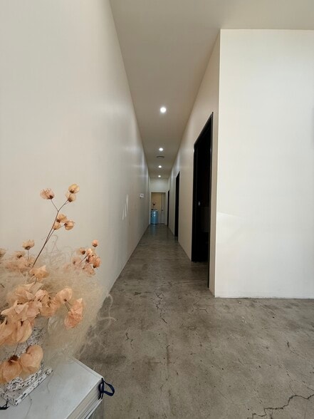 More Photos Of 27-47 S Oak St, Ventura Storefront For Lease