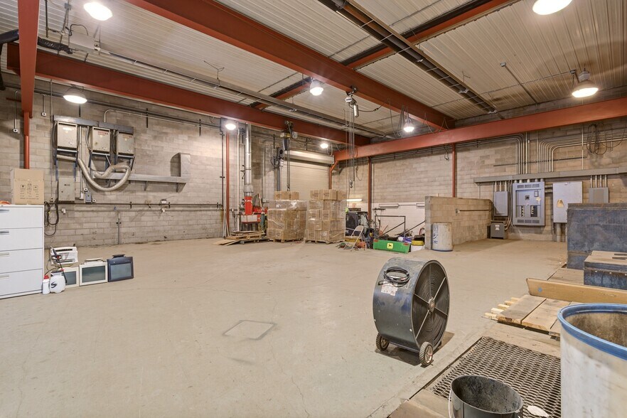 More Photos Of 520 W Broadway St, Blair Warehouse For Sale